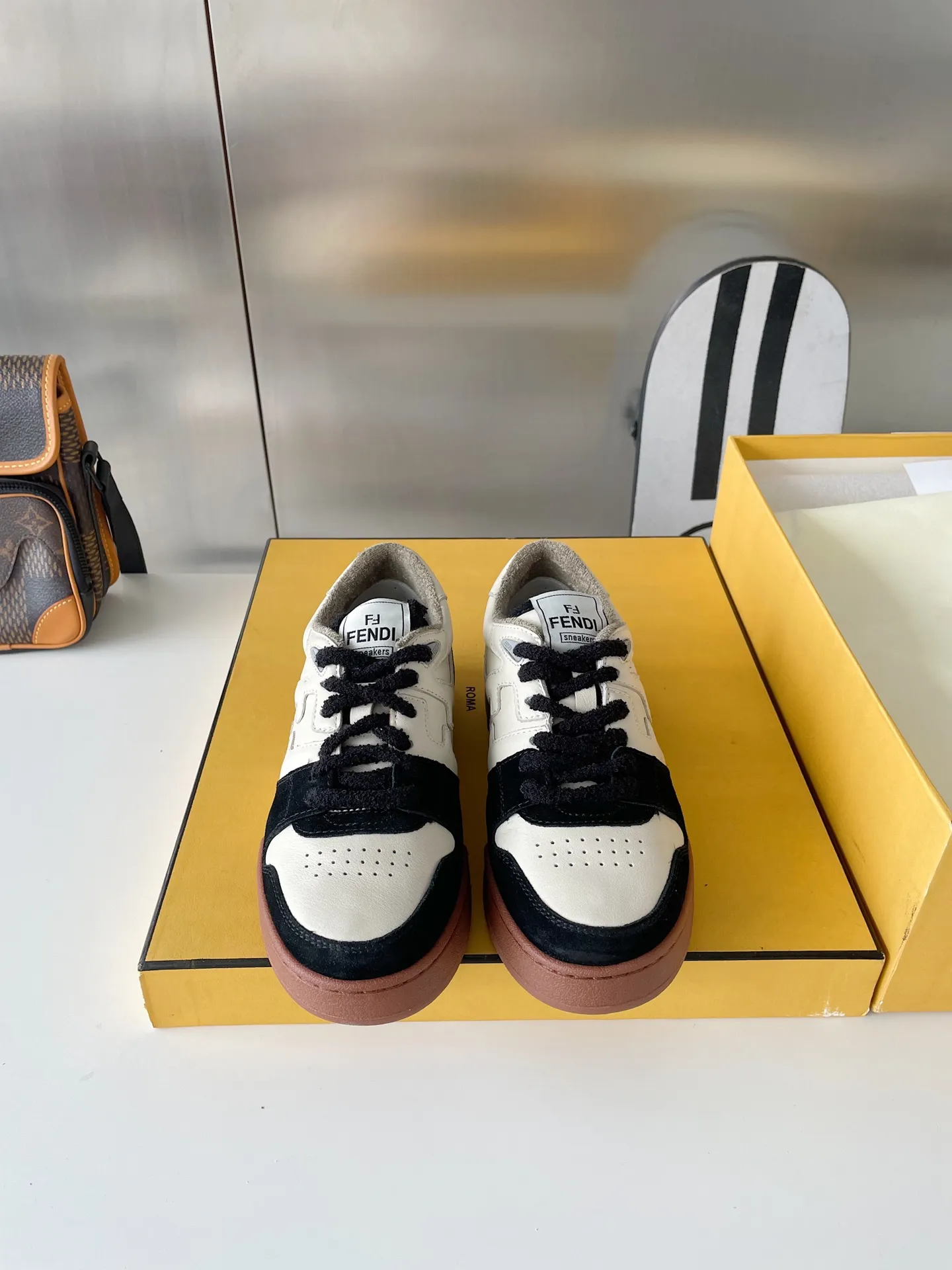 👟👟Ex-factory price 520 👟👟 Fendi match's latest sneakers for couples, the first sneakers created by designer Kim Jones, fendi match is similar to LV's Trainer basketball sneakers. The shoe shape is similar, with the addition of FF retro design. The upper is made of suede and leather stitching. The double F logo on the side is lined with terry velvet. The upper foot is super soft, light and comfortable to match with a sweatshirt. It is full of youthful feeling and comes with exquisite packaging at the counter. Exclusive products, FENDI, trade channel orders, 2022 early spring catwalk models, capsule series, casual sneakers for couples. Cecilia Cheung, Jane Zhang, He Sui, Gu Li Nazha, Tang Yixin, Song Zuer, Wei Ya, and many other celebrities have endorsed them with FENDI Match sneakers. Let your thoughts flow, let the sunshine pour in, and interpret a variety of outfits! Fabric: Original custom suede + leather splicing combination Lining: Imported custom terry velvet lining Sole: Original molded T👟👟 Factory price U two-color combination sole Sole thickness: 3CM Size: Women's 35-40 / Men's 39-45